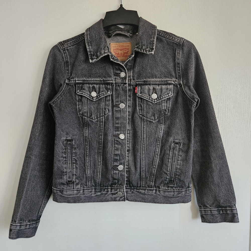 Women's Levi's Black Wash  Denim Jean Jacket | Size Medium | Petite Friendly